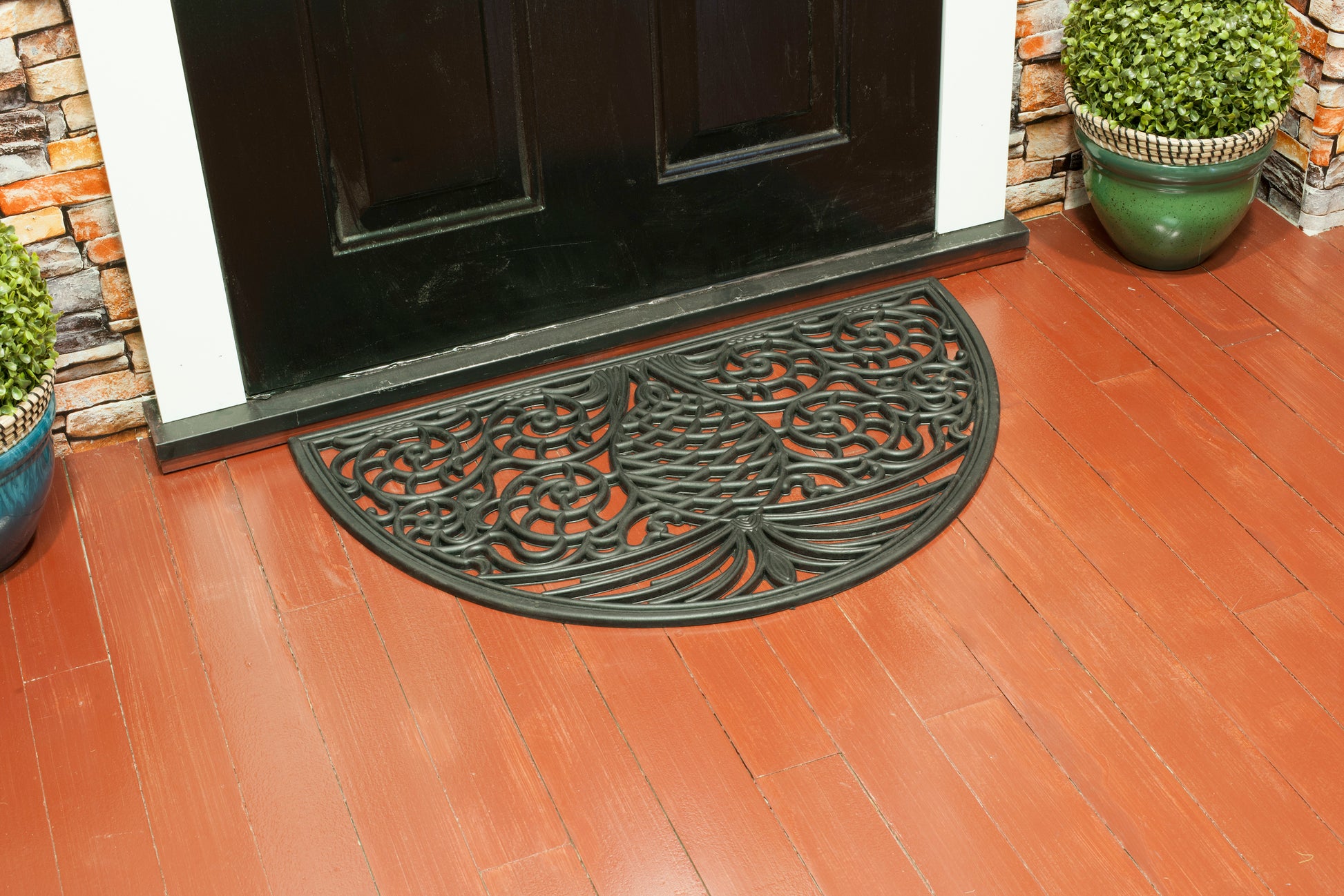 black rubber door mat with semi circle pineapple design
